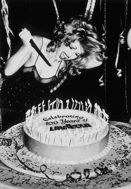 11 Dziś coraz częściej pojawia się kolor, a sesje robią się coraz bardziej nierealne i szalone. Lavazza jest dzisiaj synonimem fotograficznej fantazji.
Fot. Ellen von Unwerth