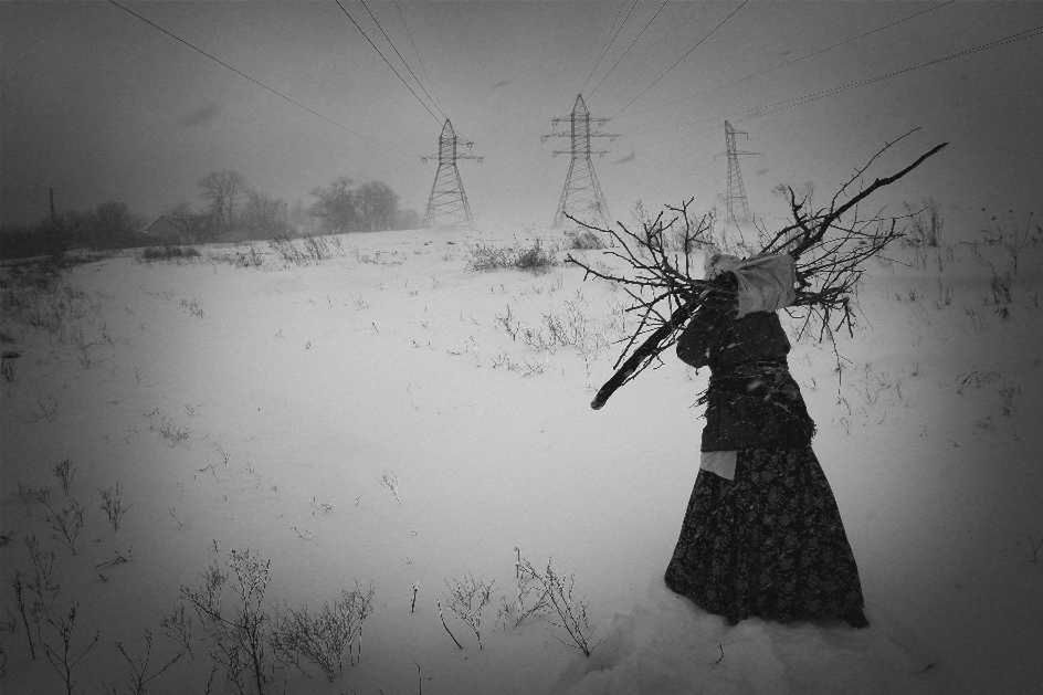 12 Ukraiński fotograf Vitaliy Popkov został wyróżniony za zdjęcie przedstawiające dramatyczną ironię losu: choć Ukraina jest wielkim producentem energii, mieszkańcy wsi muszą polegać, jak sto lat temu, na własnoręcznie zebranym drewnie na opał.