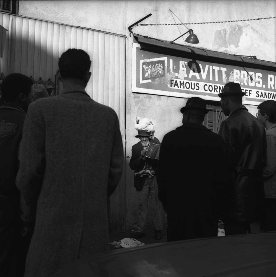 Mężczyzna z kurczakiem, Chicago 1967 / Vivian Maier/Courtesy Cityfiles Press