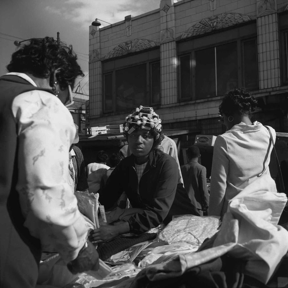 Skrzyżowanie Maxwell Street Market i West Madison Street, Chicago, 1967 / Vivian Maier/Courtesy Cityfiles Press