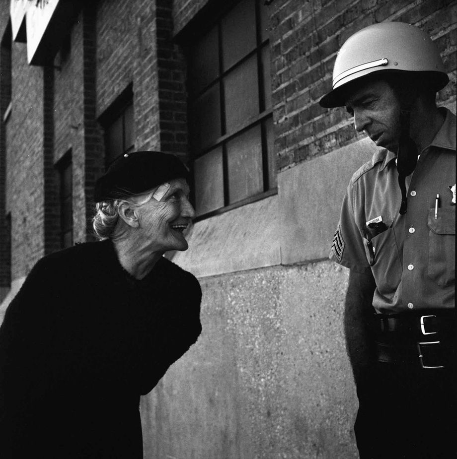 Kobieta i policjant, przed zjazdem Demokratów w Chicago, 1968 / Vivian Maier/Courtesy Cityfiles Press