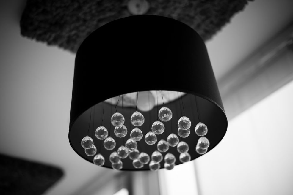 To samo miejsce. Wnętrze. Szaro za oknami. A7R ISO 100, 1/250s, f1,2. Lampa z kryształkami. Mała głębia ale zauważcie, że to co ostre (sznureczki i niektóre krawędzie szkła) jest optymalne. Rozmycia mistrzowskie. Zastosowałem szybką migawkę w celu uniknięcia szarpnięć - z czego słynie migawka A7R w nie najlepszych warunkach świetlnych. Z tym obiektywem było to możliwe. Obraz nie stracił na jakości. Zobaczcie jak subtelnie rozmywają się dalsze kryształki.