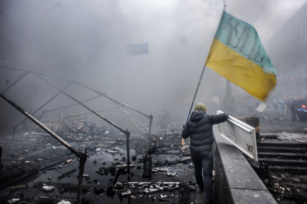 Fotoreportaż - II miejsce w kategorii WYDARZENIA
Ukraina, Kijów. „Czarny czwartek” – pod taką nazwą przeszedł do historii Ukrainy 20 lutego 2014 roku, kiedy doszło do największych walk między antyrządowymi demonstrantami a ukraińskimi siłami bezpieczeństwa. Protesty zwolenników integracji europejskiej Ukrainy przeciwko rządom prezydenta Wiktora Janukowycza trwały na Majdanie Niepodległości od listopada 2013 roku – w lutym przybrały najbardziej krwawy obraz. W starciach z siłami bezpieczeństwa zginęło ok.70 osób, m.in. od kul snajperów. Na zdjęciach kolejno: rano demonstrantom udało się wyprzeć wojsko z pozycji w rejonie placu Europejskiego i ulicy Hruszewskiego – początek szturmu na jedną z głównych ulic Majdanu; żołnierz służb wewnętrznych wyciągnięty z kordonu i spacyfikowany; poranny atak na jednostki wojsk wewnętrznych w rejonie ulicy Hruszewskiego; obrońcy barykady na ulicy Instytuckiej ukryci przed ostrzałem snajperskim; jedna z ofiar zastrzelonych tego dnia w Kijowie – mężczyzna biegł nieuzbrojony na czoło barykady, chcąc rzucić oponę, gdy kula snajperska przeszyła jego hełm i głowę na wylot; w najważniejszych momentach na barykadach zawsze obecni byli duchowni, którzy pomagali rannym, modlili się za zabitych, nie zważając na ostrzał; służby medyczne często były bezradne, postrzeleni ludzie umierali im na rękach; cały następny dzień i noc po „czarnym czwartku” trwały pogrzeby, w czasie których oddawano hołd poległym. 20–21 lutego 2014