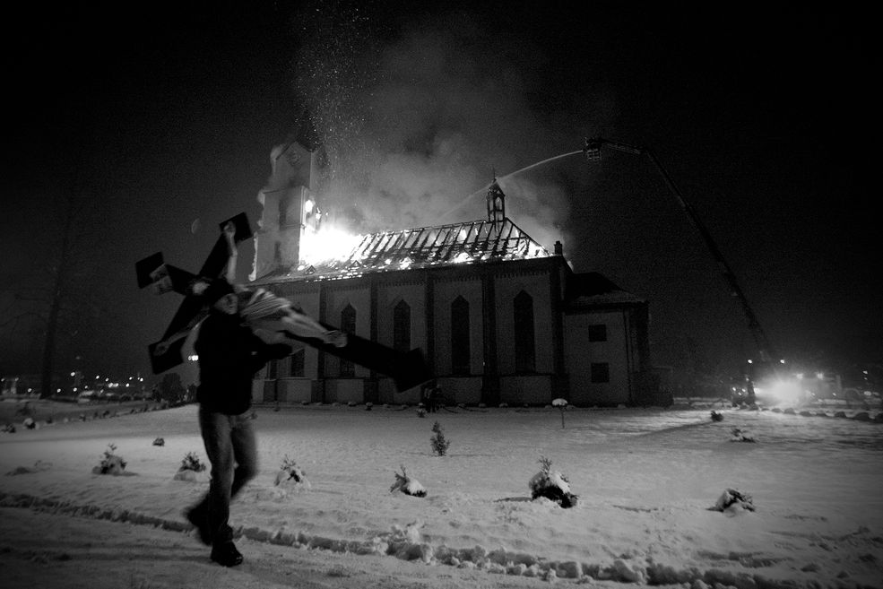 ZDJĘCIE ROKU 2013 © Michał Legierski, Agencja Fotograficzna Edytor. Mężczyzna wynosi krzyż z płonącego kościoła w Orzeszu-Jaśkowicach. Pożar wybuchł w nocy, gasiło go 30 sekcji straży pożarnej. Gdy tylko zauważono ogień, pod kościół zbiegło się wielu mieszkańców. Z kościoła wynoszono wszystko, co dało się uratować, rozebrano nawet częściowo organy, by je ocalić. Pomoc w odbudowaniu spalonej części świątyni zaoferowali wierni i okoliczne parafie. 14 stycznia 2013