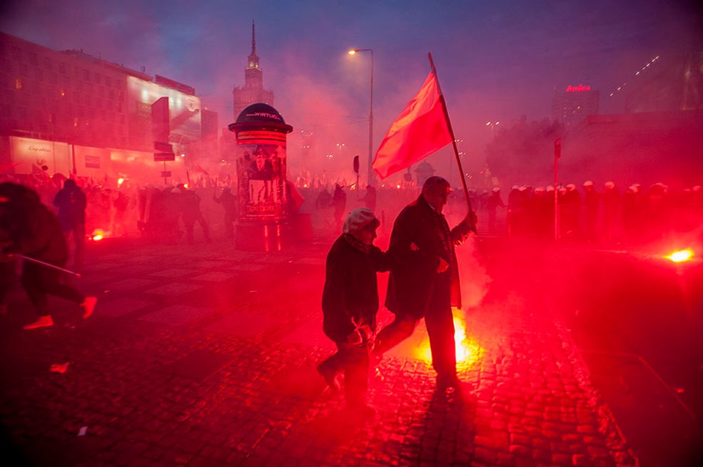 Zdjęcie pojedyncze - II miejsce w kategorii WYDARZENIA © Bartłomiej Kosiński Marsz Niepodległości w Warszawie organizowany przez środowiska narodowe, który co roku przeradza się w walkę z policją. 11 listopada 2012