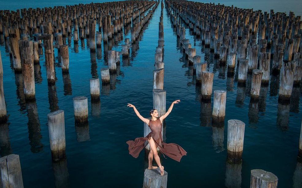 Prestiżowa nagroda Walkley Awards, jest australijskim wyróżnieniem w kategorii dziennikarstwa, którego korzenie sięgają lat 50 XX wieku. Konkurs obejmuje ponad 30 kategorii i uznawany jest za australijski odpowiednik Pulitzera. Około roku 2000, Walkley Awards zostało połączone z fotograficznym konkursem Nikon Press Photographer of the Year Awards, który odbywał się od 1969 r. Tak powstało fotograficzne wyróżnienie nagradzane równocześnie z Walkley Awards i przyjęło nazwę Nikon-Walkley Awards.