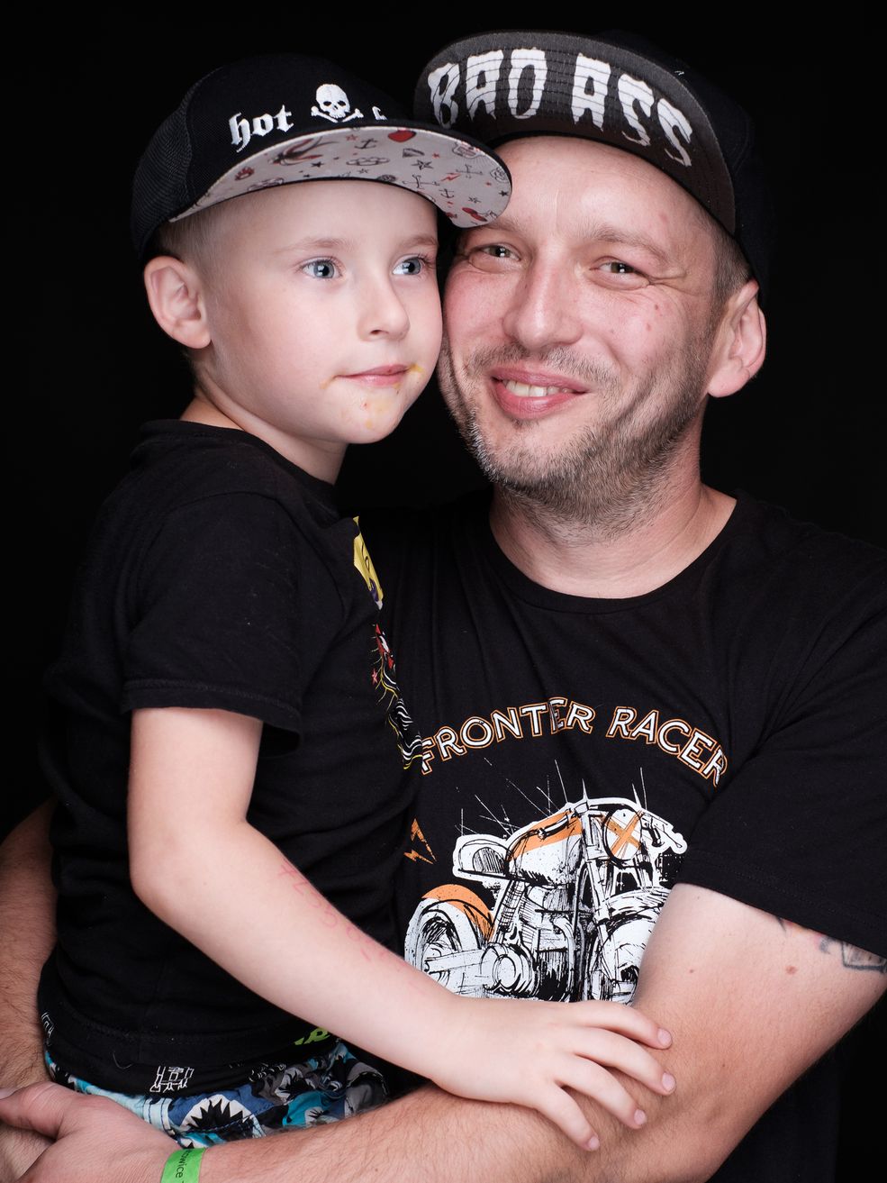 Co do retuszu – nie było tu mowy o zaawansowanych działaniach. Dokadrowałem zdjęcia do formatu 4:3, który uwielbiam, wyrównałem balans bieli, kontrast i ostrość we wszystkich kadrach i to właściwie wszystko. Surowość tych obrazów podkreśla według mnie szczerość portretów. Nie warto było kombinować – inaczej zaburzyłbym prawdziwość zdjęć.