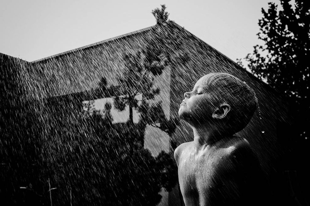 Trzeba przyznać, że banalne sytuacje dzięki udanym kadrom i fajnej obróbce w czerni i bieli nabierają klimatu. Chyba każdy chciałby mieć takie zdjęcia z dzieciństwa?
