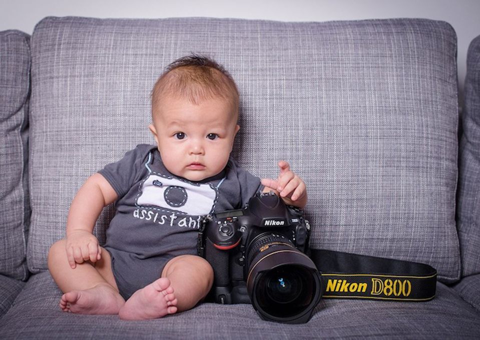 Dziecięca fotografia kojarząca się z wszechobecnym puchem, różem i mięciutkimi pluszakami nie każdemu się podoba. A fotografów dziecięcych od czasów boomu na prace Anne Geddes, które większość wskaże bez wahania jako klasyczny przykład fotografii niemowlęcej, przybyło mnóstwo.
