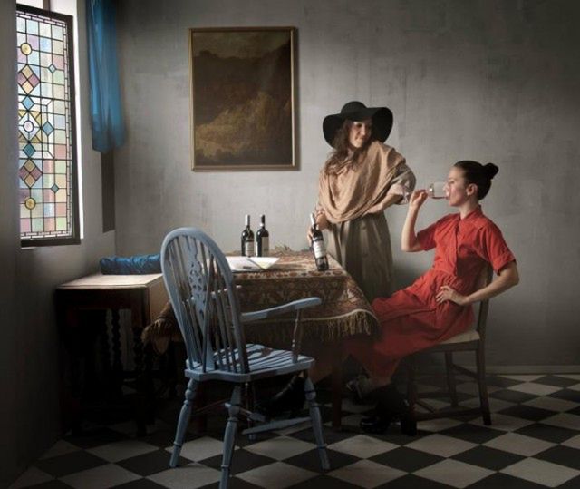 1 Maisie Maud Broadhead przerobiła na fotografie szereg obrazów dawnych mistrzów. Tu "Kieliszek wina" Johannesa Vermeera (oryginał tutaj)