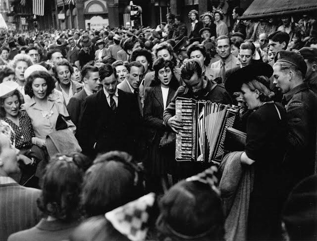 Pierwsza praca fotograficzna Wolfganga Suschitzkyego polegała na wykonaniu pocztówek z Holandii, które sprzedawano w kioskach. Trwała ona zaledwie kilka miesięcy. W 1935 roku Suschitzky udał się do Londynu gdzie został operatorem filmowym. Współpracował z Paulem Rotha, z którym w czasie wojny wykonał kilka sponsorowanych przez rząd programów informacyjnych. W czasie kariery jako operator uczestniczył w takich produkcjach np. “Dopaść Cartera”.