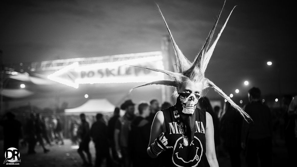 Woodstock to gigantyczna, trwająca kilka dni, nieprzerwana impreza. To morze ludzi, nieskończone szaleństwo i potop radości. To ogromne, masowe wydarzenie i choćbym nie wiem co tu napisał, nie ma słów, które są w stanie oddać to, co czuliśmy, widzieliśmy i przeżyliśmy. Woodstock to nasz skarb narodowy i chyba najwspanialszy towar eksportowy, o czym świadczą tłumy zagranicznych gości pod sceną. Spotkaliśmy Niemców, Francuzów, Hiszpanów, Czechów, Węgrów, Włochów, podobno byli też Amerykanie. Świat zna Woodstock i go kocha.