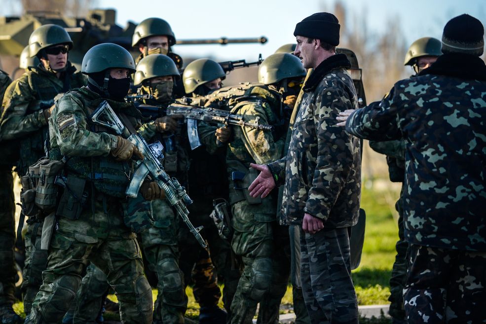 Zdjęcie pojedyncze - zwycięzca w kategorii WYDARZENIA.
Krym. Ukraińska baza wojskowa Belbek po szturmie rosyjskich wojsk specjalnych poddała się. Na zdjęciu widać nieuzbrojonych ukraińskich żołnierzy, którzy od referendum bronili bazy, odpierając ataki prorosyjskich prowokatorów. Po przejęciu bazy przez Rosjan dziennikarzy zmuszano, by oddali wszystkie materiały, które rejestrowały ich szturm. Dzięki szybkiemu skopiowaniu i ukryciu karty zdjęcie ocalało. 22 marca 2014