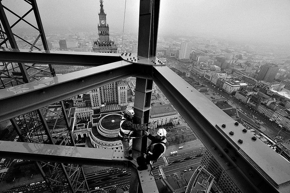 NAGRODA NIKONA – MECENASA KONKURSU © Krzysztof Wierzbowski, Forum Polska Agencja Fotografów
Warszawa, budowa Złota 44. Montaż konstrukcji stalowej najwyższego apartamentowca w Europie zaprojektowanego przez Daniela Libeskinda.
3 października 2012
