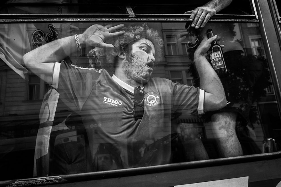 Zdjęcie pojedyncze - II miejsce w kategorii ŻYCIE CODZIENNE © Mariusz Forecki, Agencja Prasowa i Fotograficzna TamTam Poznań. Podróżowanie tramwajem w czasie rozgrywek Euro 2012 było w mieście dużym wyzwaniem. Na zdjęciu: kibic z Irlandii po wejściu do tramwaju jadącego na stadion. 14 czerwca 2012