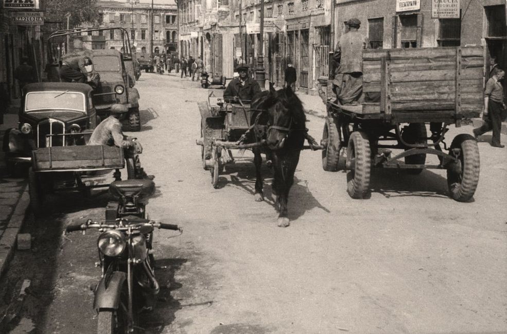 Różne środki transportu na ulicach warszawskich.