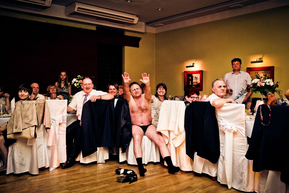 Fotoreportaż - I miejsce w kategorii ŻYCIE CODZIENNE
Tradycja ewoluuje. Uroczystości weselne w Polsce zmieniają się. Choć wciąż można spotkać tradycyjne oczepiny, przyśpiewki i pieczone prosiaki, to coraz częściej triumfy święcą oświetlone dyskotekowo sale, przebrania, pokazy pirotechniczne. Jeszcze chwila, a polskie wesele zamieni się w amerykański wedding – z tym że w naszym, rodzimym wydaniu. Na współczesnych weselach dobrze bawią zarówno młodzi, jak i starzy. To jakby ostatni moment, gdy można obserwować, jak zmienia się jedna z piękniejszych polskich tradycji. Zdjęcie wykonano na uroczystościach weselnych w Poznaniu, we Wrocławiu, w Ostrowcu Świętokrzyskim oraz okolicach tych miast. Październik 2011–październik 2013