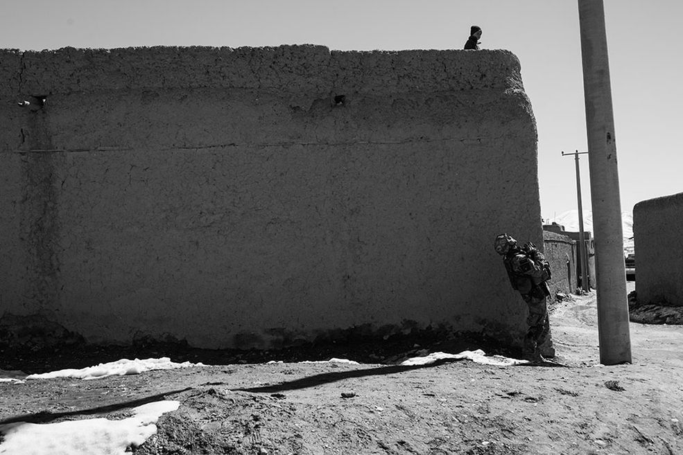 Fotoreportaż - I miejsce w kategorii WYDARZENIA © Wojciech Grzędziński Afganistan, Ghazni, Waghez.
Piąty pluton drugiej kompanii zgrupowania bojowego Polskiego Kontyngentu Wojskowego w Afganistanie. Jest ich ok. 300. Kochają być żołnierzami. Kochają Polskę. Ich codzienna praca to narażanie swojego życia, by inni byli bezpieczni. Podczas służby spotykają zarówno zwykłych, przyjaznych im ludzi, jak i tych, którzy najchętniej posłaliby ich do piachu. Luty–marzec 2013