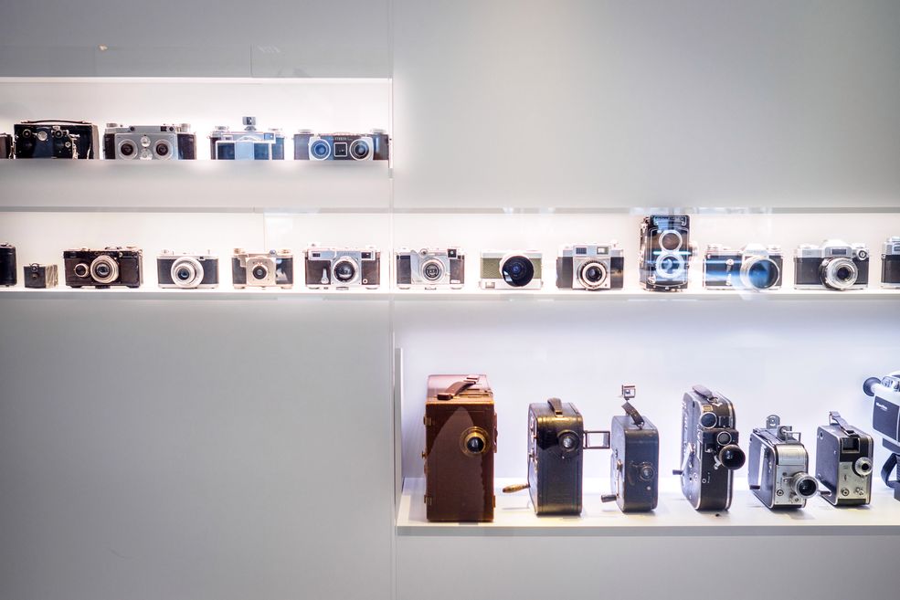 Wystawa prezentuje historyczny przekrój produktów i osiągnięć firmy Zeiss: od przeszłości do teraźniejszości. Od jednej z lornetek Napoleona, przez aparat którym Neil Armstrong wykonał zdjęcia na Księżycu po najnowocześniejsze na świecie instrumenty medyczne.