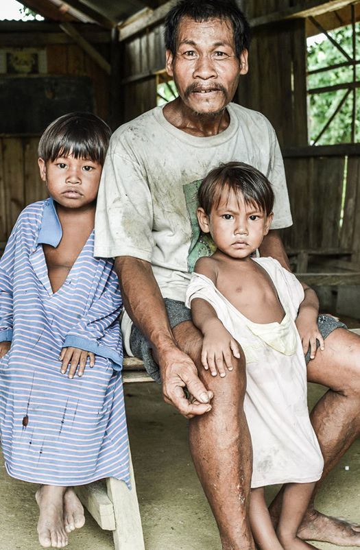 Podczas ponad rocznej podróży po Filipinach, trafiliśmy na wyspę Mindoro. Okazało się, że w jej górzystych terenach mieszka parę szczepów rdzennych plemion wyspy. Ludzi bardzo prymitywni, nie zajmowali się uprawą pół, jedli tylko owoce jakie dała im dżungla. Mieli swoją odrębną, pogańską wiarę.
Kiedy do nich pojechaliśmy, okazało się, że jesteśmy pierwszymi białymi przybyszami w ich wiosce. Nie odrywali od nas wzroku, chcieli nas dotykać.
Nie wiedziałam, że takie miejsca jeszcze istnieją. Ale już niedługo. Bardzo ubogie plemię Magyan, w najbliższych paru latach zostanie wysiedlone. Dzika ziemia, na której żyją prawdopodobnie bogata jest w złoże złota. Bogaci obcokrajowcy już wykupili teren pod swoje inwestycje.
Na zdjęciu ojciec i dwoje synów. Pierwszy raz patrzą w kamerę. Pierwszy raz patrzą na białego człowieka.