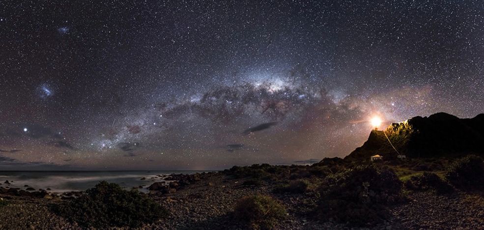 1 To już piąta edycja konkursu Astronomy Photographer of the Year Królewskiego Obserwatorium w Greenwich. Jury oceniało prace fotografów kosmosu z całego świata. Mark Gee z Australii okazał się najlepszy. Zdobył trzy nagrody, w tym główną. Pula nagród w konkursie opiewa na ponad 6 tyś. funtów. Zapraszam do kosmicznej galerii.
Grand prix i zwycięzca w kategorii: Earth and Space
Zwycięskie zdjęcie powstało na Cape Palliser, przylądku Nowej Zealandii. Przedstawia mleczną drogę. Fotograf złożył je z 20 fotografii zrobionych 2 godziny przed świtem. Świt zapowiada jaśniejsze światło tuż nad horyzontem. Po prawej stronie widać latarnię morską.
© Mark Gee