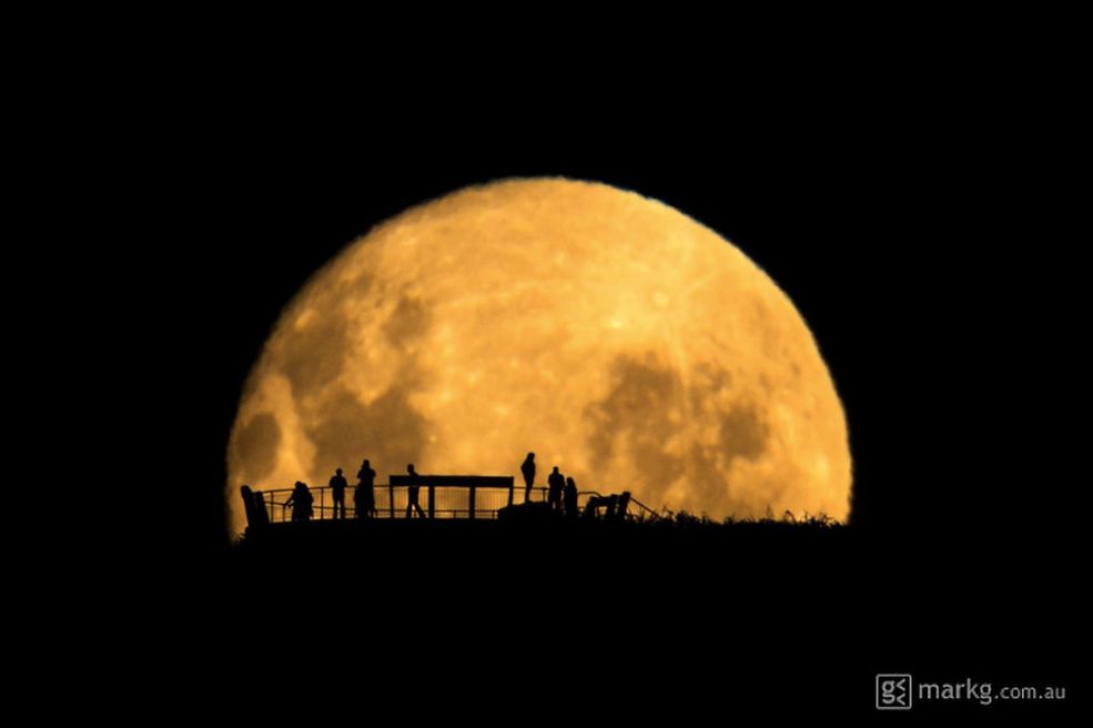 5 Zwycięzca w kategorii: People and Space
Fotograf planował zrobienie tego zdjęcia rok. Na fotografii widzimy wschód księżyca dzień po pełni w okolicy Wellington, nowozelandzkiego miasta. Autor ustawił się 2 km od tarasu widokowego na którym wieczorami gromadzą się ludzie.
© Mark Gee