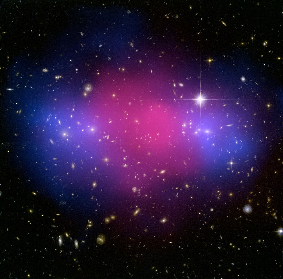 Tu natomiast widzimy rzecz rzadką, a mianowicie zderzenie skupisk. Uwiecznił to Teleskop Hubble'a do spółki z teleskopem Chandra. Powstałe promieniowanie rentgenowskie ma barwę różową, zaś błękit to materia - zarówno zwykła, jak i Ciemna.