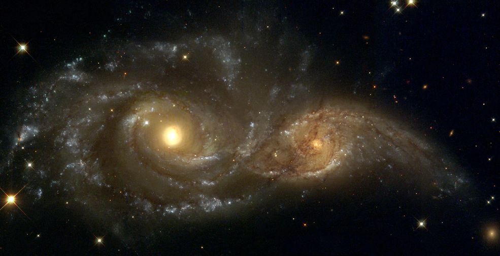 Tu zaś widzimy dwie galaktyki spiralne, znajdujące się w gwiazdozbiorze Wielkiego Psa. NGC 2207 oraz IC 2163 znajdują się w fazie łączenia.