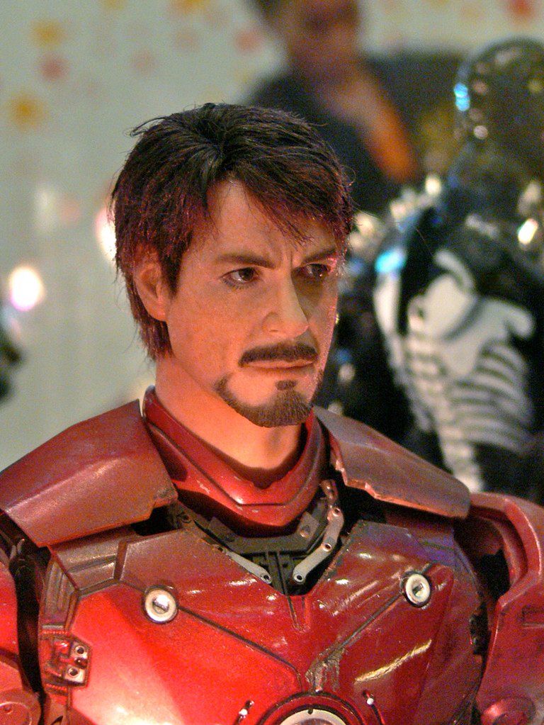 Przed takim zadaniem stanęło jury Hot Toys Iron Man Figure Exhibition - wystawy zorganizowanej w Hongkongu. Konkursowe eksponaty zostały wykonane przez artystów oraz specjalistów od tworzenia autorskich figurek. Wśród nich byli np.: Eric So, Jason Siu, Lalla, JC Chong, Kaz i Peiper.