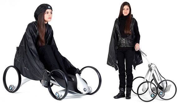 W tym przypadku sprawa jest prostsza. Peleryna, w którą ubrana jest modelka tworzy coś w rodzaju karoserii dla wózka z logo BMW.