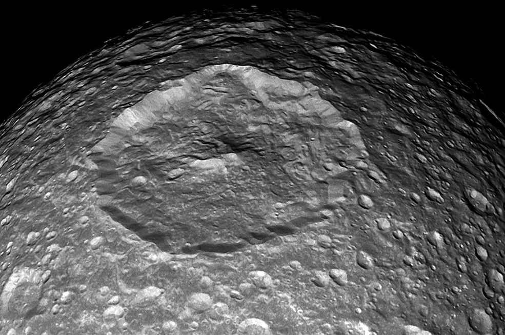 Krater Herschel na Mimasie. Zdjęcie wykonane z odległości "zaledwie" 9500 km podczas maksymalnego zbliżenia się sondy Cassini do powierzchni księżyca w lutym 2009 r.