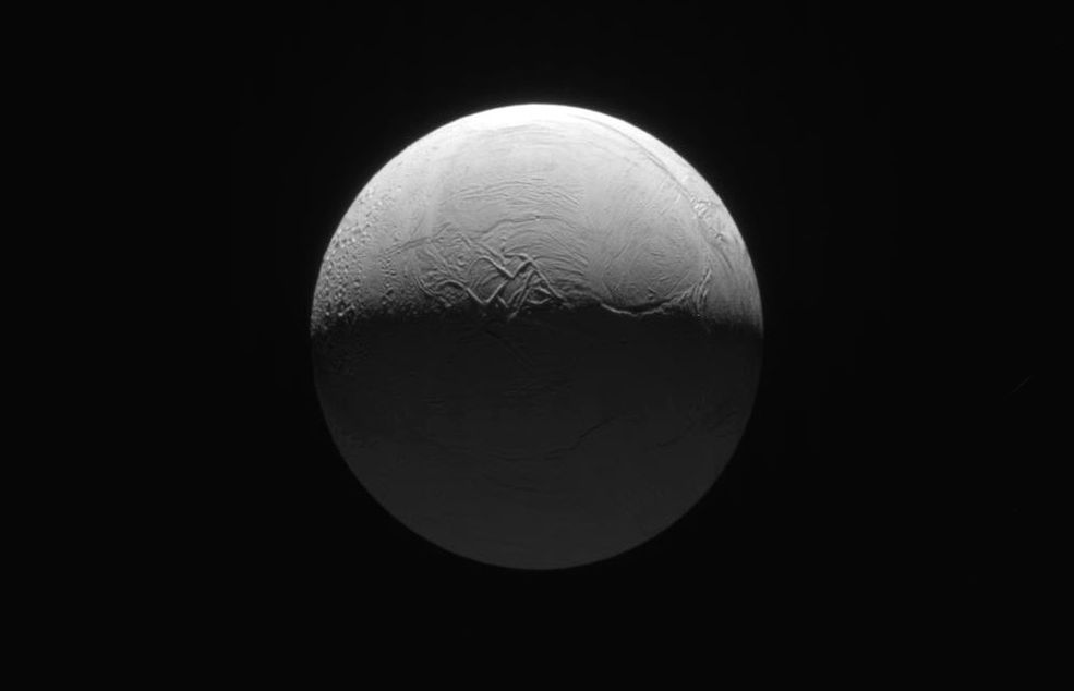 Enceladus (średnica: 500 km) widziany z odległości ok. 200 tys. km. Powierzchnia tego księżyca pokryta jest świeżym, czystym lodem, co sprawia, że odbija on rekordowe 99% docierającego nań światła słonecznego. Dla porównania, nasz Księżyc może się tu pochwalić wynikiem zaledwie 12%.