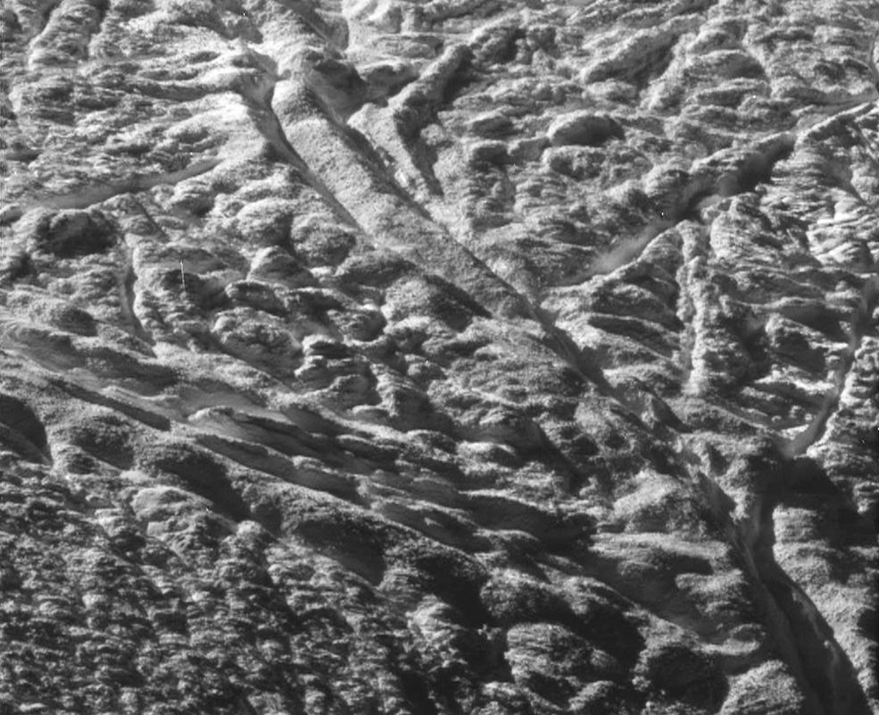 Struktura zwana Baghdad Sulcus znajdująca się w pobliżu bieguna
południowego Enceladusa. Decyzją Międzynarodowej Unii Astronomicznej, formy geologiczne na tym satelicie otrzymują nazwy związane z "Baśniami tysiąca i jednej nocy". Szerokość pojedynczego piksela przekłada się tu na mniej więcej 30 m.