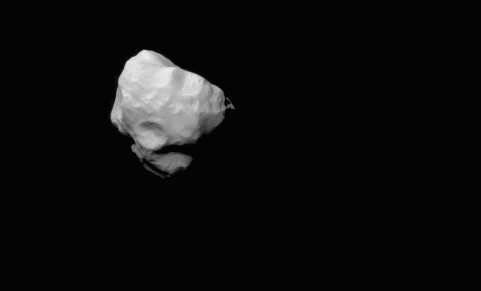 Niewielki księżyc Helena, nazwany na cześć mitologicznej Heleny
Trojańskiej wnuczki Kronosa/Saturna. Satelita ma średnicę zaledwie 35 km.