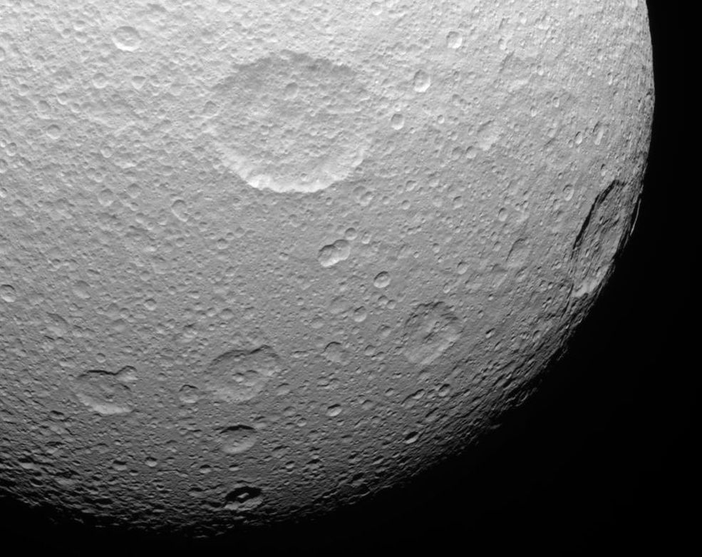 Tetyda jest jednym z czterech księżyców Saturna odkrytych jeszcze w XVII w. przez Giovanniego Cassiniego włoskiego matematyka, astronoma i astrologa. To właśnie jego nazwiskiem ochrzczono sondę kosmiczną, która wykonała zdjęcia prezentowane w tej galerii.