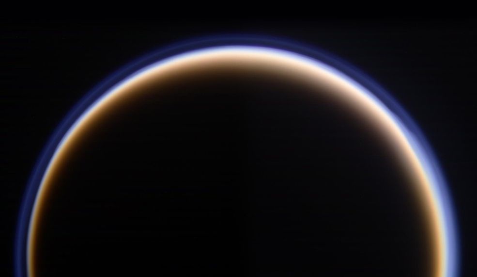 Powyższe zdjęcie Tytana, uwidaczniające złożoną, wielowarstwową
strukturę atmosfery tego satelity, stanowi w rzeczywistości mozaikę sześciu zdjęć wykonanych przy użyciu różnych filtrów widmowych. Tytan jest jedynym księżycem w Układzie Słonecznym posiadającym gęstą atmosferę. Warunki na jego powierzchni mają przypominać te, które panowały na młodej Ziemi.