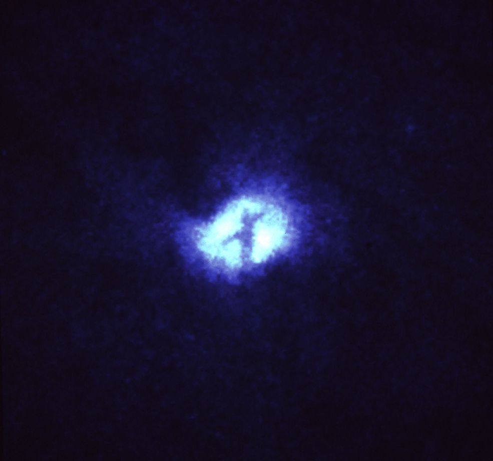 Galaktyka Wir (Messier 51, M51 lub NGC 5194) to galaktyka spiralna o anormalnym małym jądrze, położona w gwiazdozbiorze Psów Gończych. Na zdjęciu widzimy właśnie to jądro. Pośrodku tego "X" znajduje się potężna czarna dziura (ok. milion mas Słońca). Ramiona X to mające setki lat świetlnych średnicy obłoki gazów i pyłu.