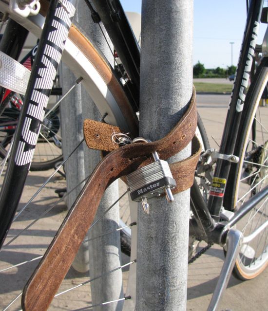 15 najgłupszych i najdziwniejszych sposobów na zabezpieczenie roweru
