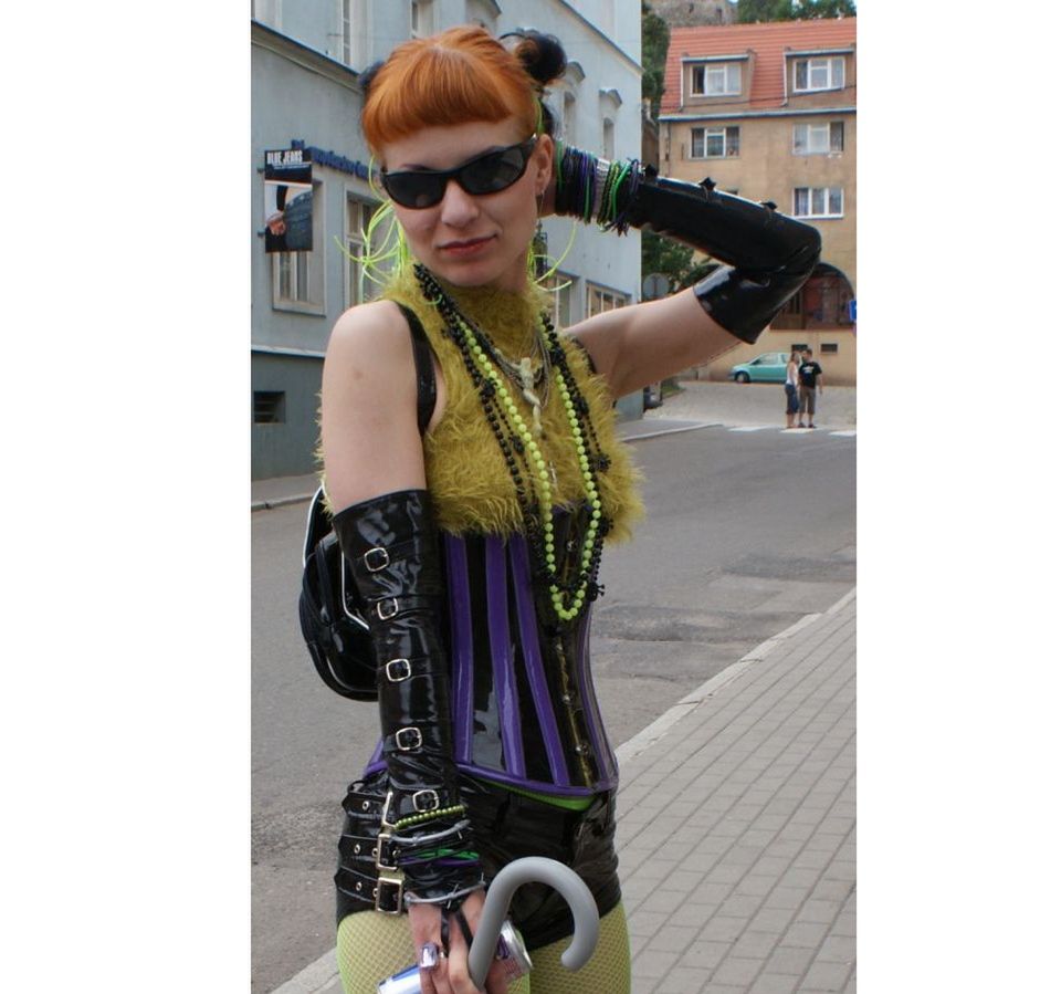 Zielona gotka w obowiązkowym gorsecie i z parasolką, pozowała wdzięcznie.
