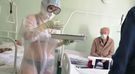 Koronawirus w Rosji. Pielęgniarka w samej bieliźnie pod prześwitującym kombinezonem. Otrzymała reprymendę od przełożonych