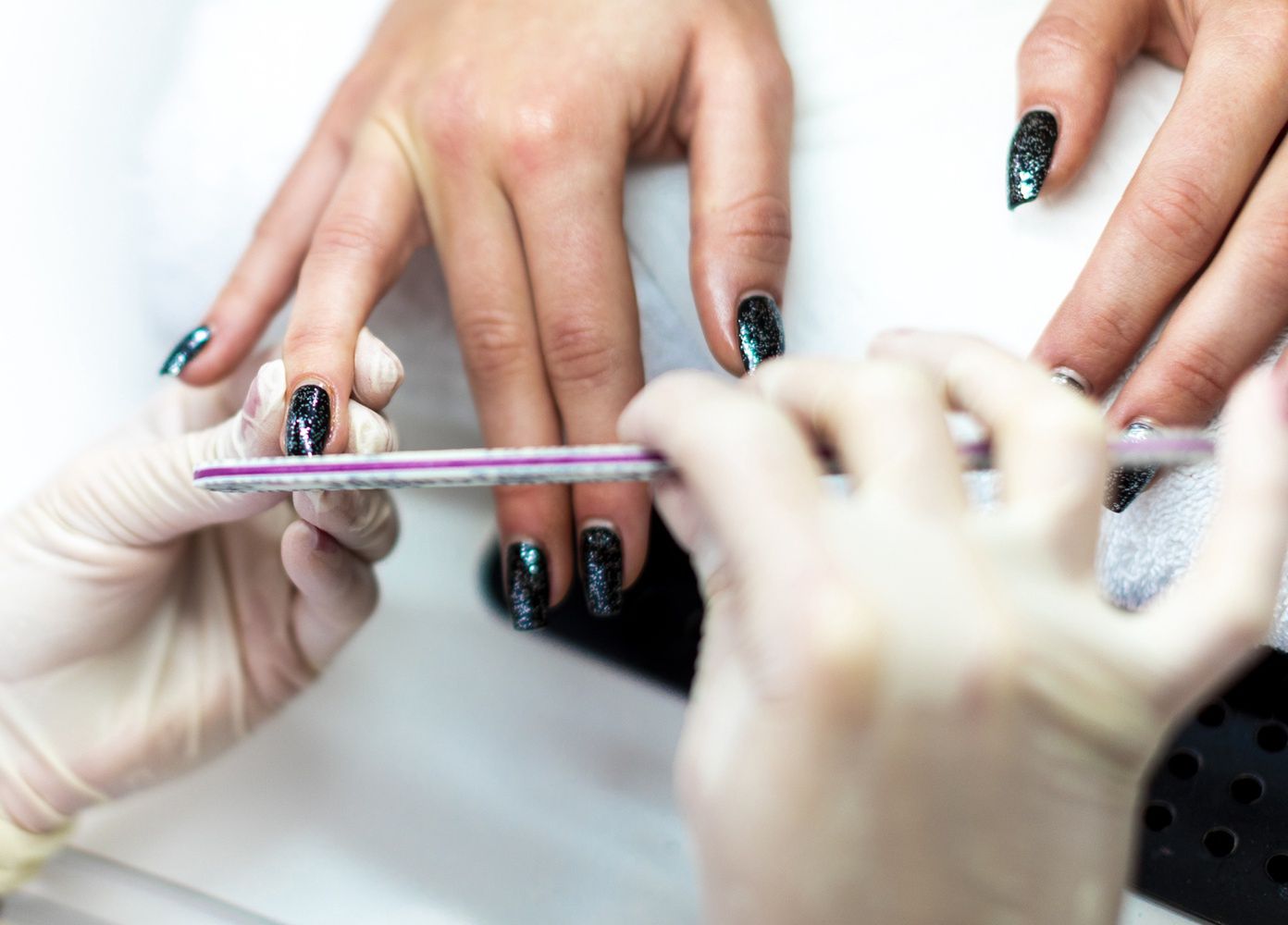 Dwa Palce W Nosie Gra Online Prowadzi salon kosmetyczny. "Klientki potrafią mieć pod paznokciami resztki  obiadu sprzed kilku dni" - WP Kobieta