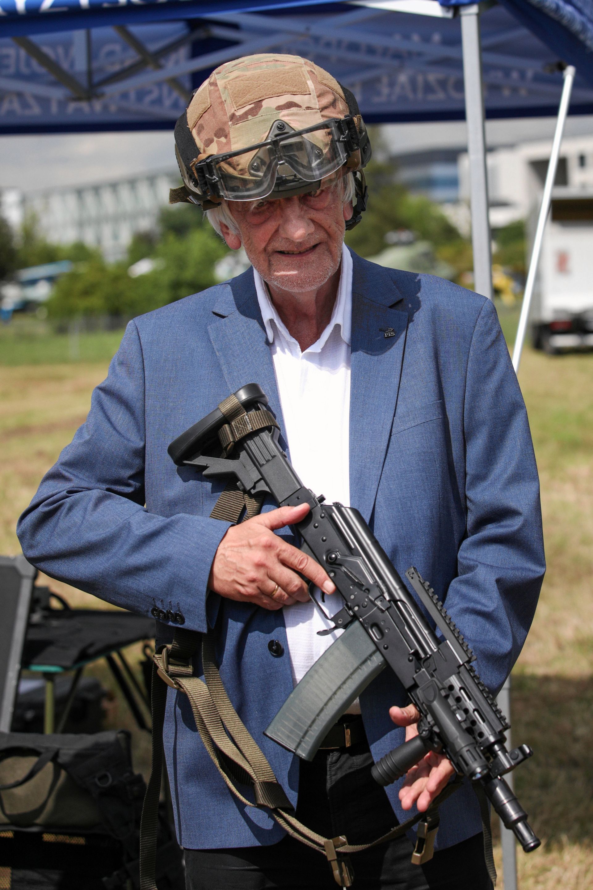 Ryszard Terlecki znów w roli komandosa. Hełm i karabin w ...