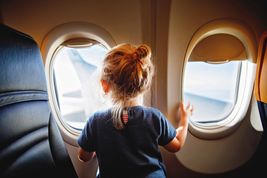 Dziecko w samolocie – jak przygotować się do podróży z maluchem