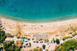 Coral Bay na Cyprze – poznajcie piękną plażę na wyspie Afrodyty