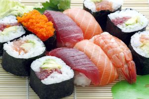 Sushi zgodnie z tradycją jada się za pomocą: