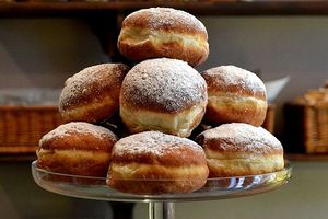 Pączki były jednym z najbardziej charakterystycznych ciastek Polski szlacheckiej. Początkowo wytwarzano je z: