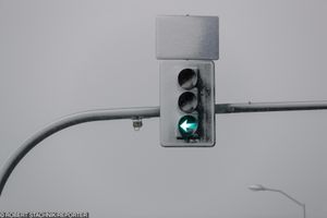 Czy w tej sytuacji kierowca skręcający w lewo musi zatrzymać się przed sygnalizatorem? 