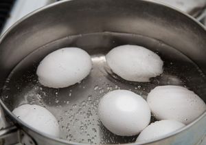 Co zrobić, by białko nie wypłynęło z jajek podczas gotowania?