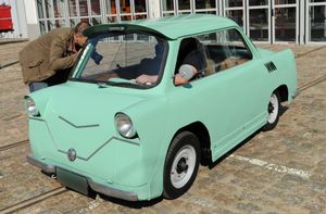 Powstały w 1957 roku samochód o układzie 2+2 kojarzony jest dziś z BMW Isettą. Podobnie jak w pojeździe bawarskiej marki otwierany był tu przód karoserii, a pojazd miał powstawać w Szczecinie. Jak nazywał się ten koncept?