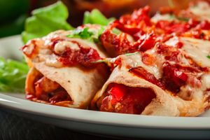 Enchilada to kukurydziana tortilla z mięsem i ostrym sosem pomidorowym. Jej nazwę prawidłowo wymawiamy: